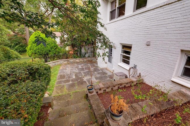 Building Photo - 9420 Holland Ave
