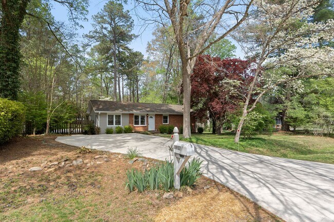 Building Photo - Ranch Three Bedrooms with Fenced in Yard Available April - Move in Ready!