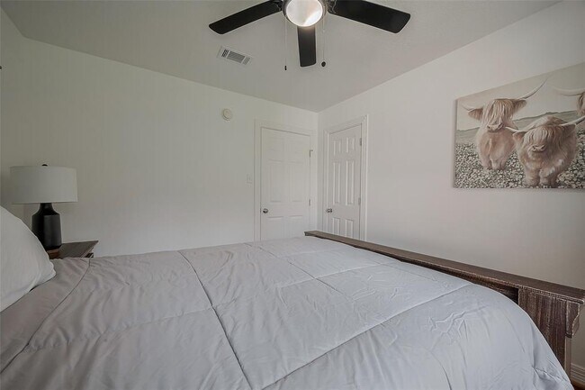 Building Photo - 8057 Ridgeview Dr