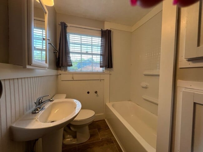 Building Photo - Adorable 3 Bedroom/2 Bath Home located in ...