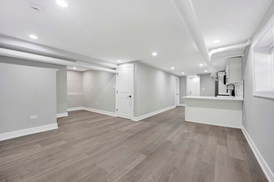 Building Photo - 2105 W Eastwood Ave