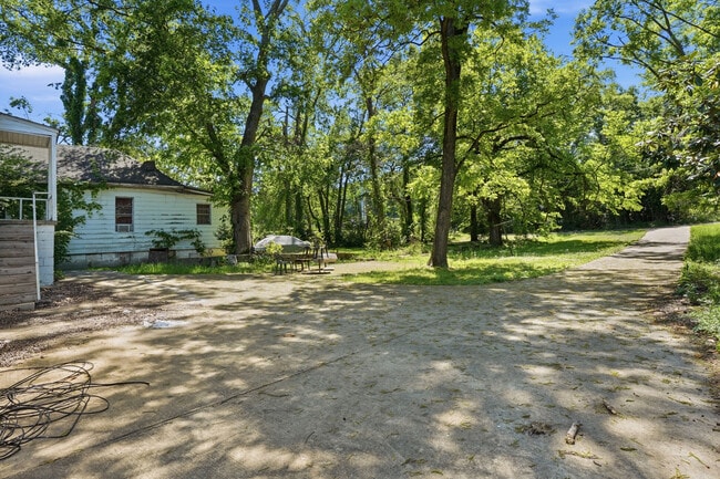 Building Photo - 517 11th Ct W