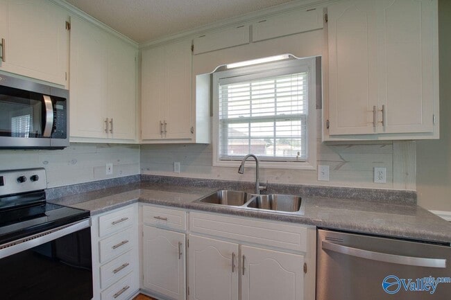 Building Photo - 115 Raptor Ct