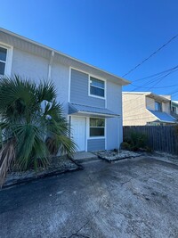 Building Photo - "Coastal Comfort Awaits: Charming 2-Bed Re...