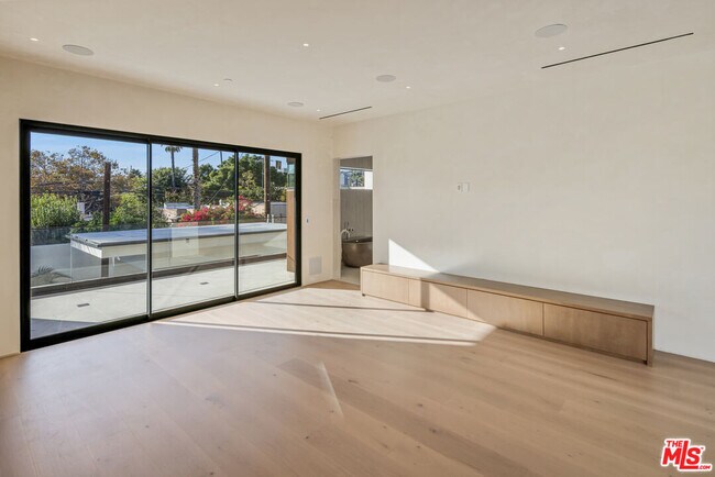 Building Photo - 441 Croft Ave