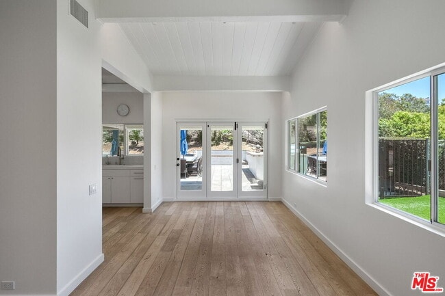 Building Photo - 1300 Bienveneda Ave