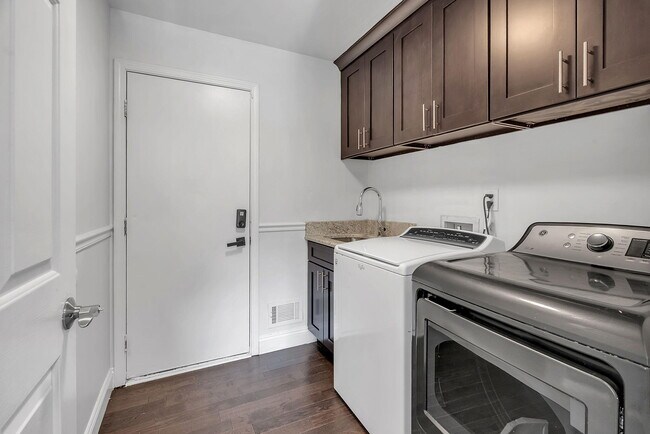 Building Photo - 4521 Links Ct