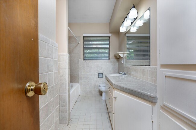 Building Photo - 2 Circle Dr