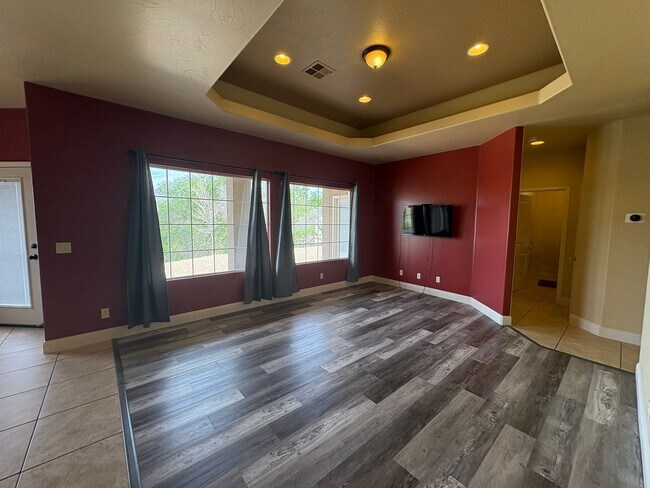 Building Photo - Beautiful 4 Bed 2.5 Bath in Laverkin