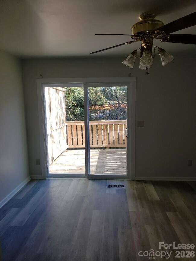 Building Photo - 2830 Hosta Dr