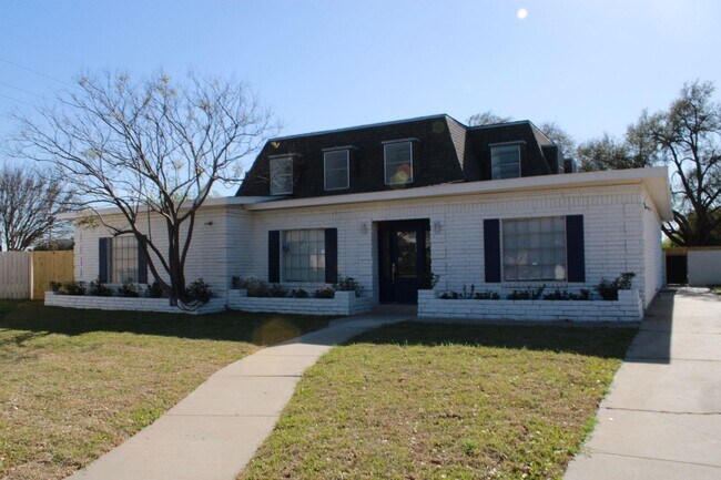 Primary Photo - 13 Royale Cir