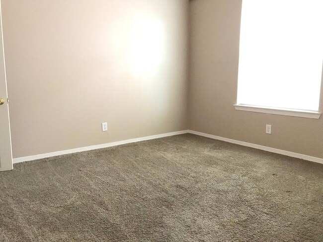 Building Photo - West El Paso 3 bed refrig A/C Home with Bo...