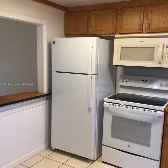 Building Photo - 6870 Royal Palm Blvd