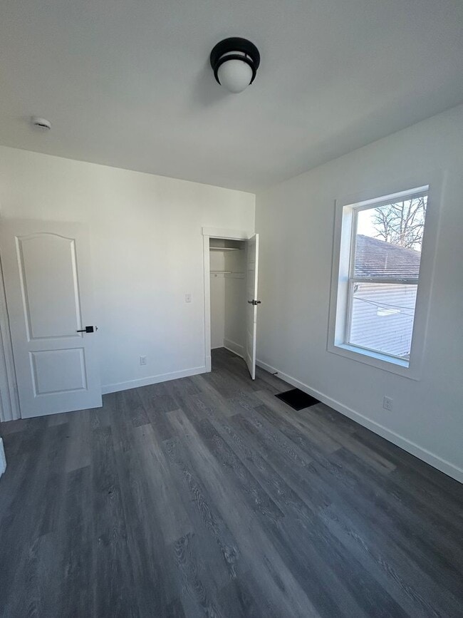 Building Photo - New Glory