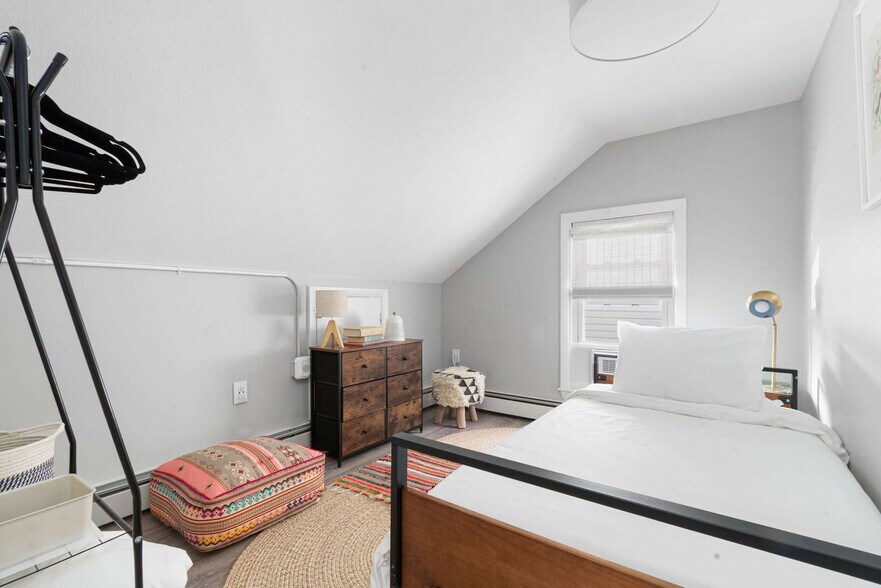 Building Photo - 136 Main St