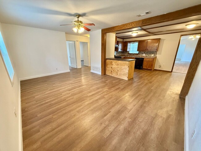 Building Photo - 4-bed, 3-bath, HUGE yard!