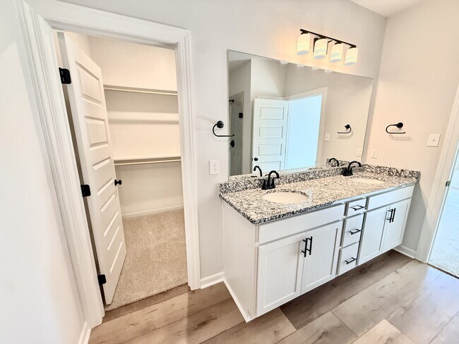Building Photo - 16541 Aspen Ln