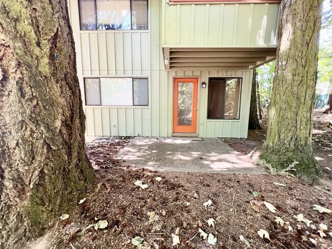 Building Photo - 2 Bed 1 Bath Apartment in Lake Oswego!