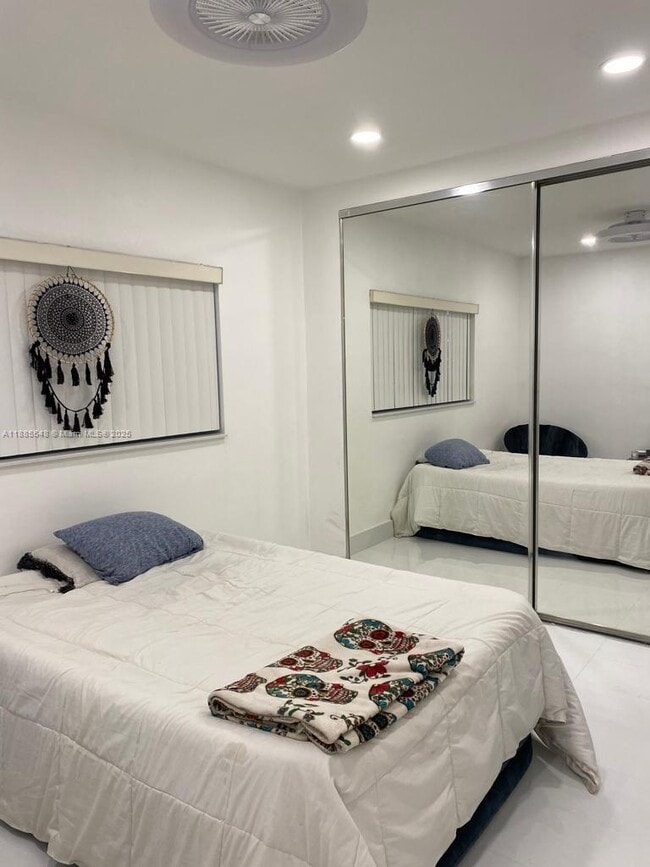 Building Photo - 2539 S Bayshore Dr