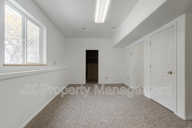 Building Photo - 819 6th Ave S