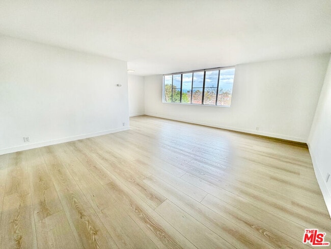 Building Photo - 468 S Roxbury Dr