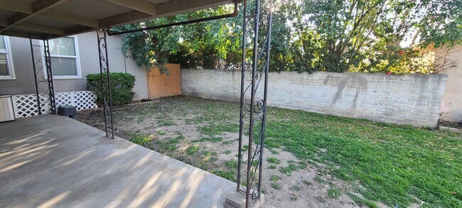 Building Photo - 2620 Truxtun Ave