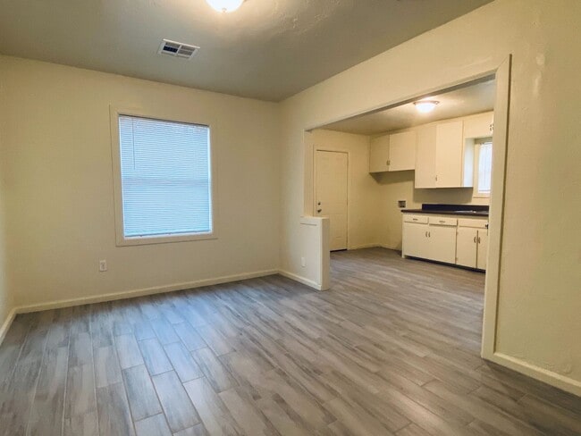 Building Photo - Charming 4 bedroom 1 bathroom- Ready to be leased Now!