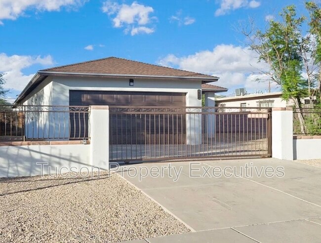 Building Photo - 324 W 23rd St