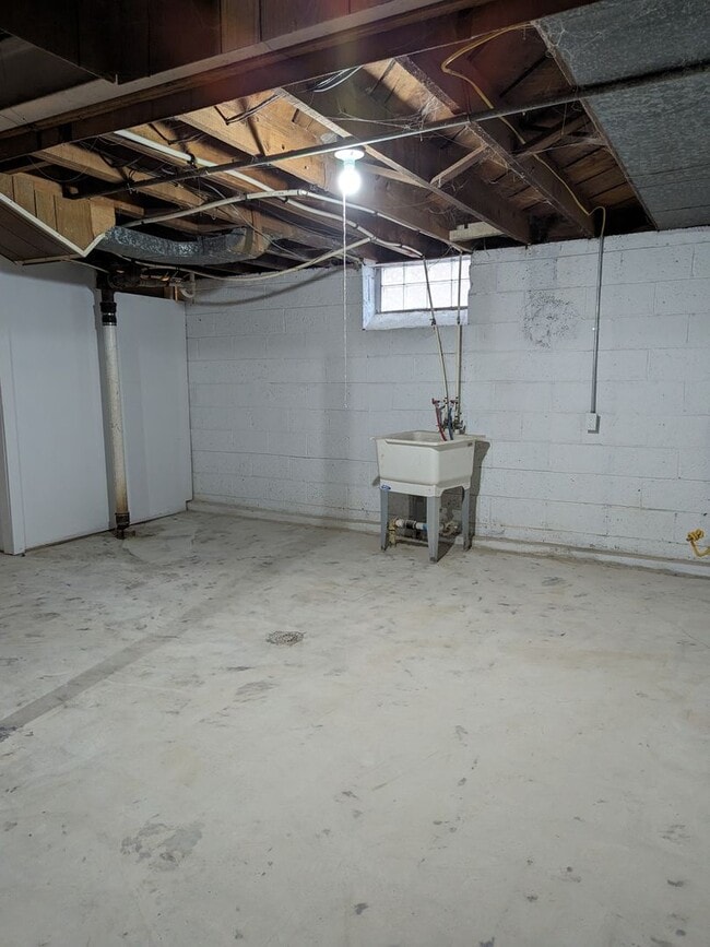 Building Photo - 18255 Oakfield Ave