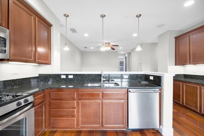 Building Photo - Townhouse - Beautiful 4bdrm, 3 bath - Rocklin