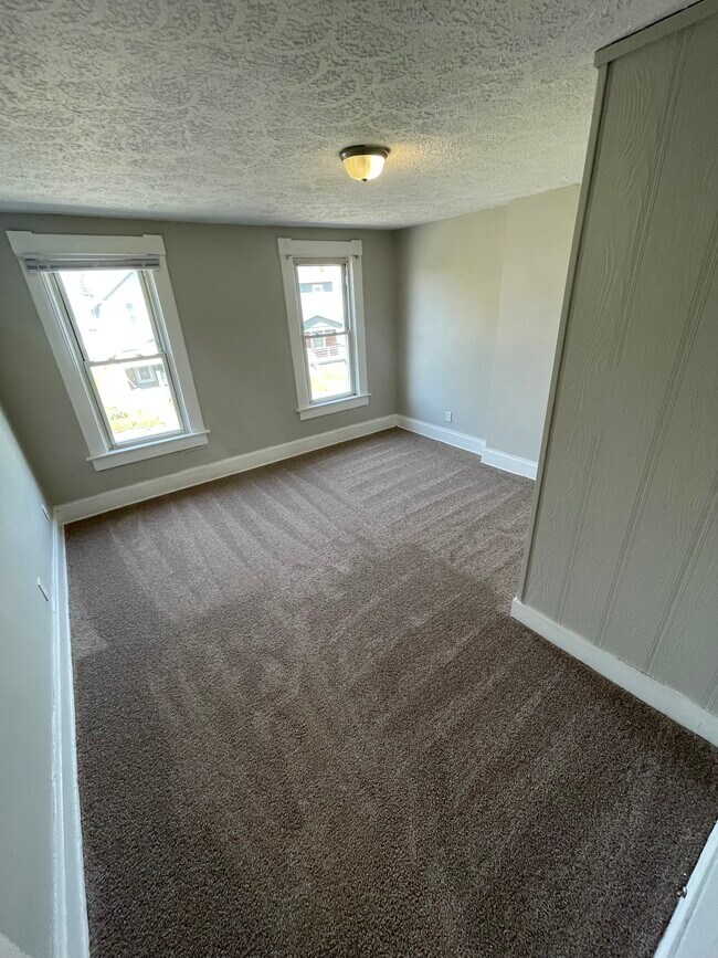 Building Photo - 495 Frebis Ave