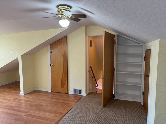 Building Photo - 4 bedroom 2 bathroom home in a great neighborhood!