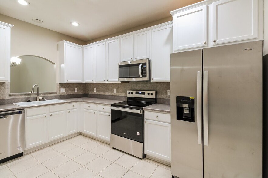 Building Photo - 3819 Lavista Cir