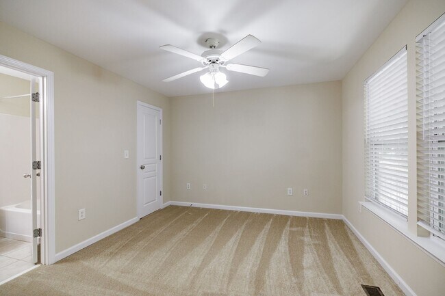 Building Photo - Cottage One-story Condo - Lease through July