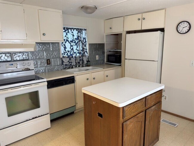 Building Photo - 301 Whitetail Ln