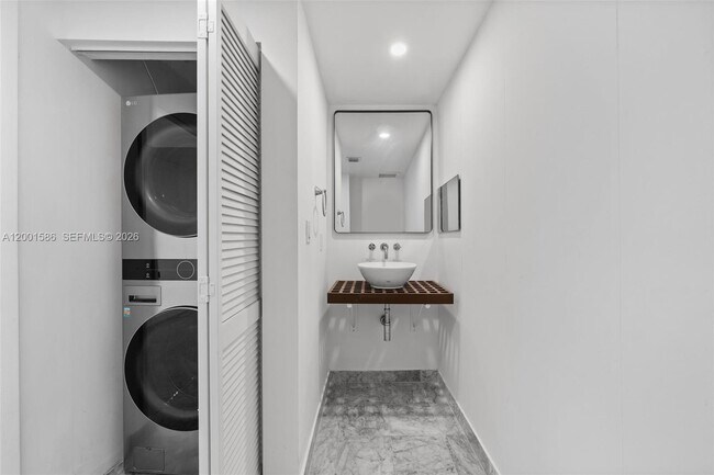 Building Photo - 2000 Bay Dr