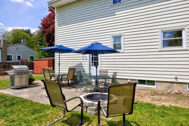 Building Photo - 10 James Dr