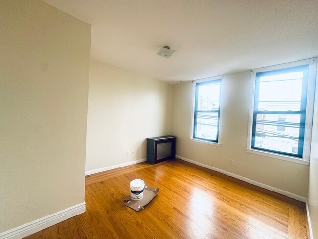 Building Photo - 549 61st St