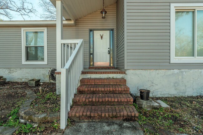 Building Photo - Fully Updated 3BR/2BA in Martinez – Vaulted Ceilings, Stone Fireplace & Fenced Yard!