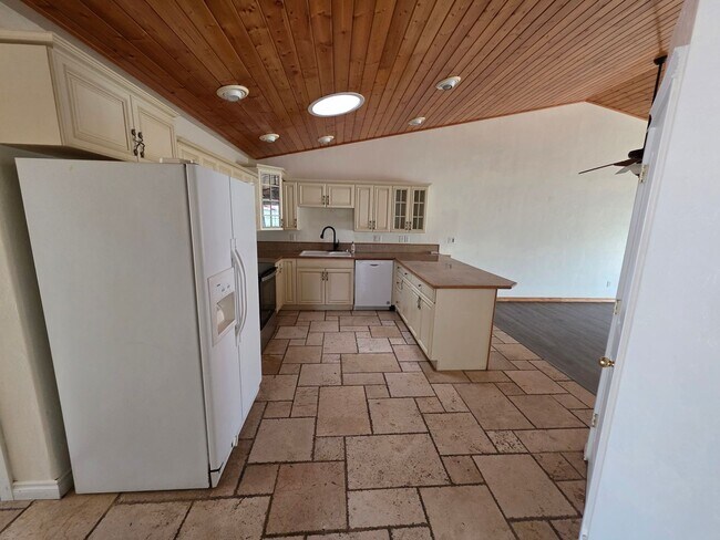 Building Photo - Large 3 bedroom 2 bath duplex. 1520 sq ft, vaulted ceilings