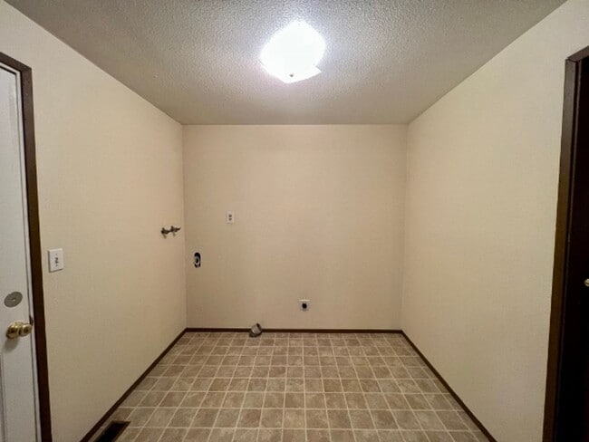 Building Photo - PENDING APPLICATION x2; Upper Eastside 2 B...