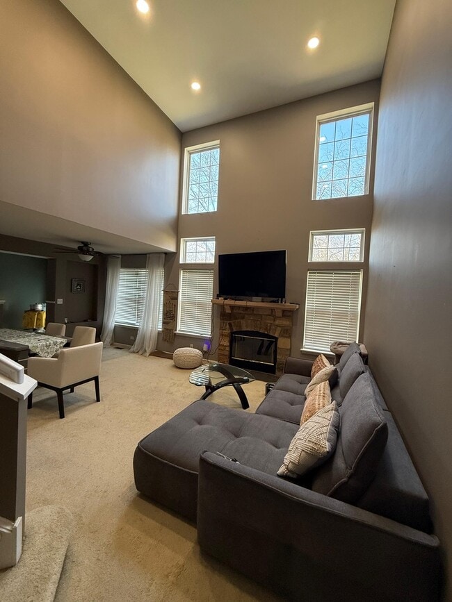 Building Photo - 160 Crescent Ln