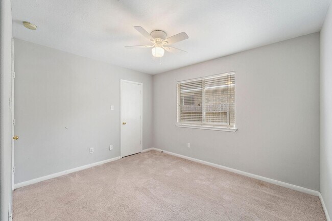 Building Photo - 2530 Fox River Ln