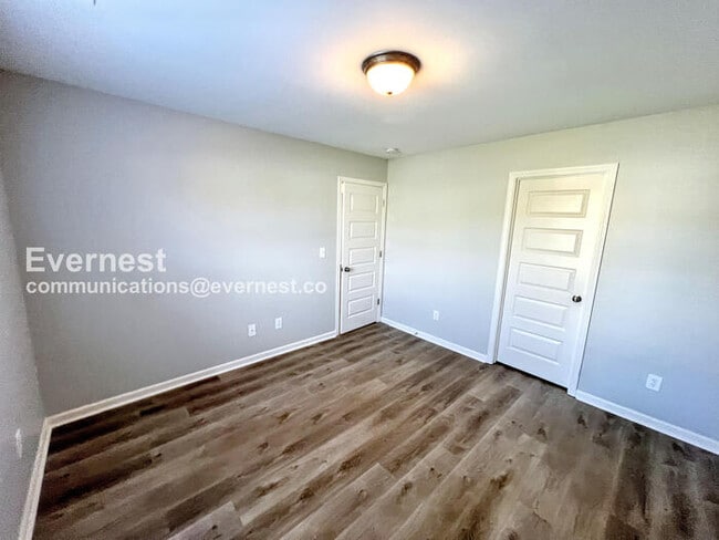 Building Photo - 4 Bed, 2 Bath Home with Fenced Yard & Garage / Pet-Friendly / Coming Soon!