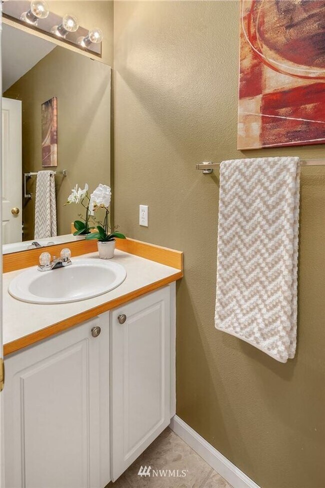 Building Photo - 3Bd/2.5Ba Bellevue Townhouse