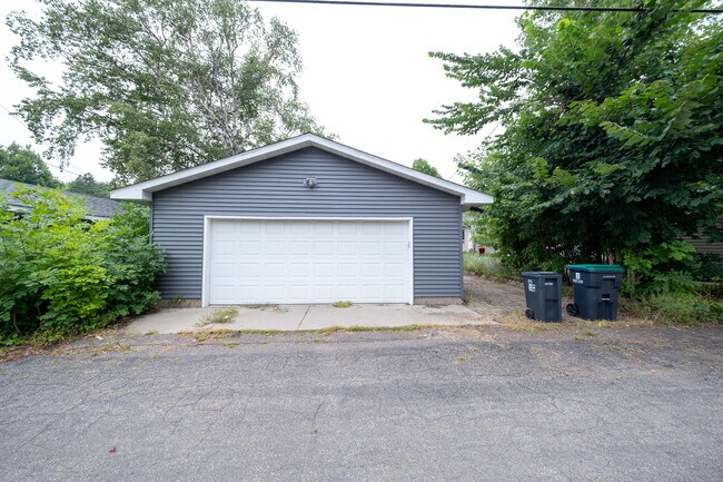 Building Photo - 1606 Grotto St N