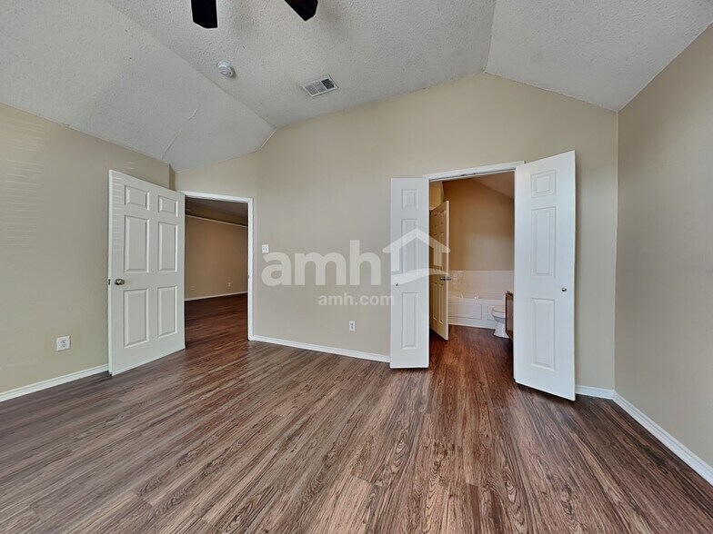 Building Photo - 733 Grandview Ave