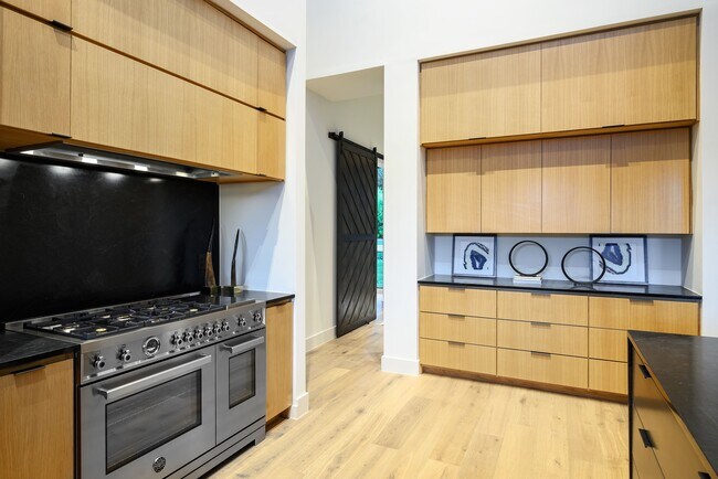 Building Photo - 5023 Lilac Ln