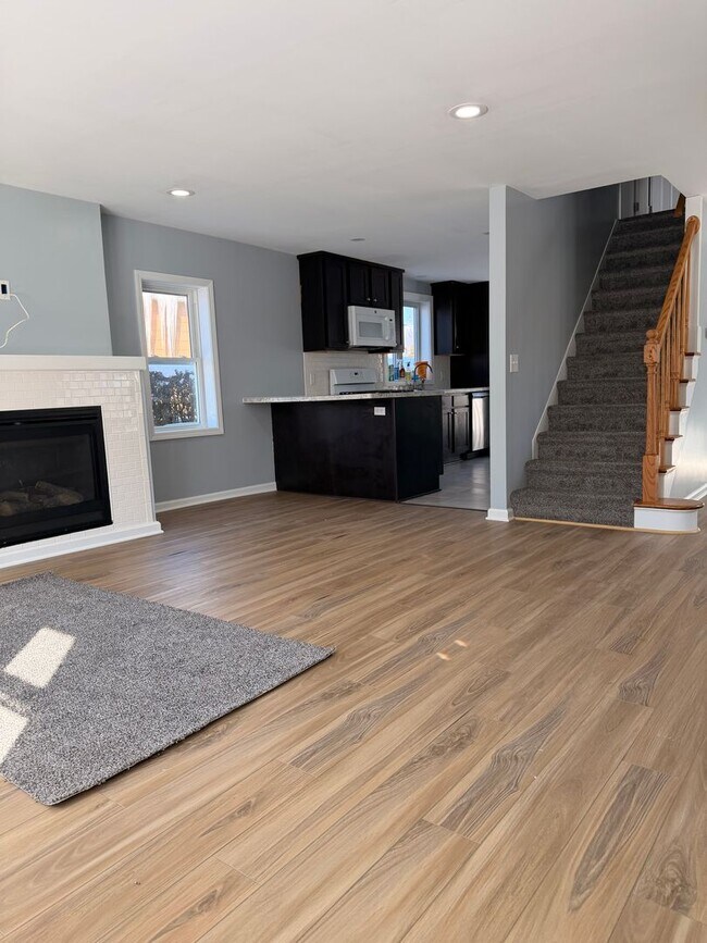 Building Photo - (2) bedroom Single Family Home with Open Layout, Close to Beaches and Lake!