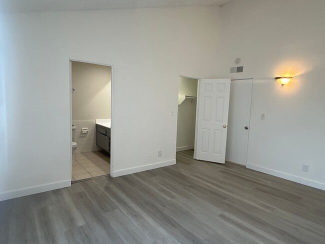 Building Photo - 3 Bedroom Condo for rent in the most desirable Alhambra Area Walking to Alhambra HS